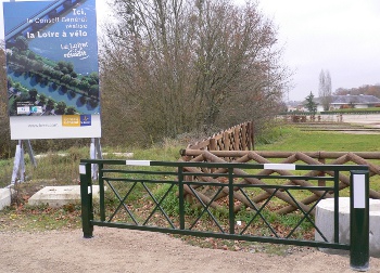 Barrière pivotante à pied embarqué